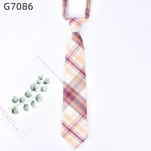 Vue de détail d'une cravate écossaise style JK japonais, accessoire d'uniforme scolaire.