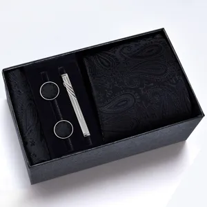 Vista detallada del juego de regalo para hombre con corbata, gemelos y pasador.
