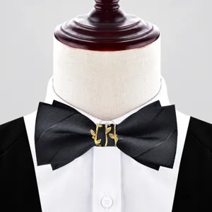 Farfallina nera da uomo con fibbia dorata a foglia, elegante accessorio per matrimonio.