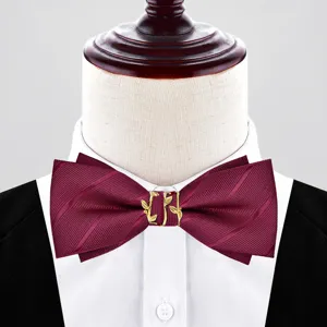 Papillon da uomo rosso vino con elegante dettaglio nodo a foglia d'oro per matrimoni ed eventi formali.
