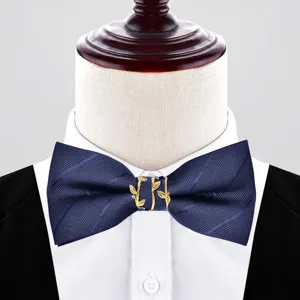 Papillon uomo blu scuro con fibbia in metallo a foglia dorata, elegante accessorio.