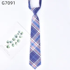 Cravate style japonais JK carreaux uniforme scolaire detail motif bleu classique.
