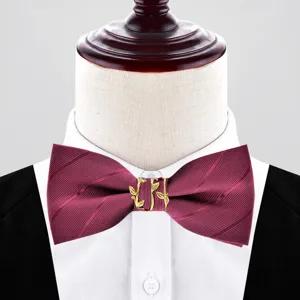 Papillon uomo bordeaux con dettaglio fibbia metallo dorato per matrimonio e abito.