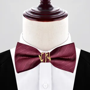 Papillon da uomo bordeaux con elegante fibbia dorata a foglia, accessorio matrimonio ideale.