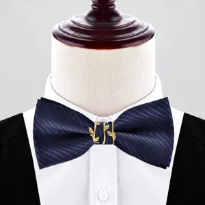 Vista dettagliata del farfallino uomo blu scuro con elegante ornamento in metallo dorato.