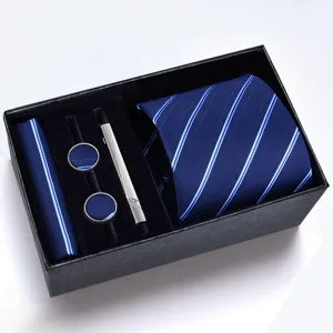 Ensemble cravate rayée d'affaires homme détail avec pochette boutons et boite