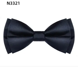 Gros plan détail du nœud papillon double classique pour hommes en satin bleu marine foncé.
