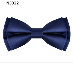 Détail de nœud papillon en satin bleu marine, double couche plat pour tenue formelle.
