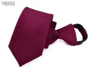Detalle de corbata con cremallera burdeos, diseño de corbata estrecha de 6 cm, tela densa.