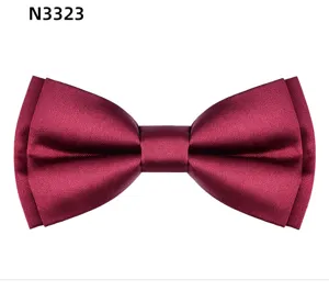 Détail de nœud papillon plat double rouge vin, tissu satiné élégant pour tenue formelle.