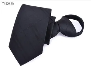 Detalle de la corbata negra con cremallera, estilo estrecho de 6 cm con fino patrón geométrico.