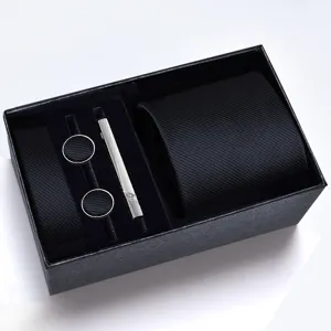 Détail de l'ensemble cravate homme noir avec boutons de manchette et élégante pince à cravate