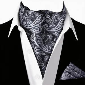 Gedetailleerd overzicht van zwart grijs paisley ascot das en pochet set voor heren kostuum.