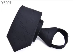 Primer plano de la corbata negra estrecha con cremallera y líneas geométricas abstractas finas.