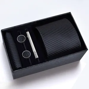 Vue detaillee du coffret cadeau cravate homme noire rayee avec boutons de manchette.