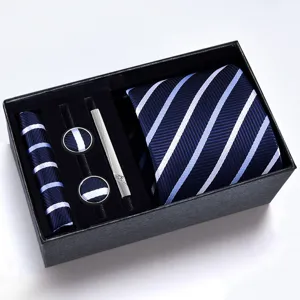 Vue detaillee des accessoires du coffret cadeau de cravate rayee pour homme de 8 cm.