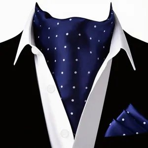 Detailweergave van marineblauwe stippen ascot das en pochet set voor formeel herenkostuum