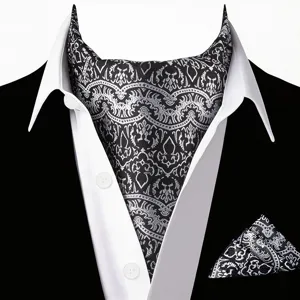 Detailweergave van heren vintage zwart zilver paisley ascot stropdas en pochet set.