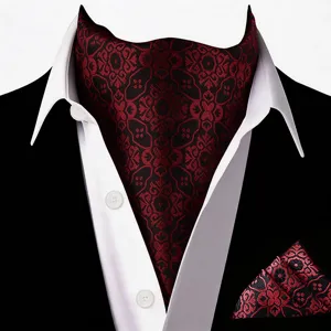 Detailopname van heren rode en zwarte vintage bloemenmotief ascot das en pochet set voor kleding.