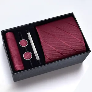 Ensemble cravate bordeaux homme pochette boutons de manchette pince cravate vue de détail