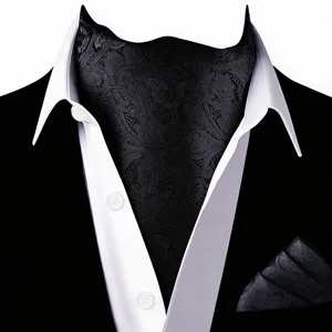 Klassiek zwart paisley ascot stropdas en pocet set, elegant detail voor formele herenkleding.