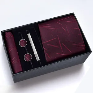 Détail du coffret d'accessoires bordeaux pour hommes avec cravate et pince élégantes.