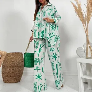 Gedetailleerd overzicht dames grote maat casual set met groen print hemd en broek.