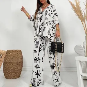 Detailweergave van de stijlvolle zwart-witte abstracte print losse tweedelige outfit met chique shirt.