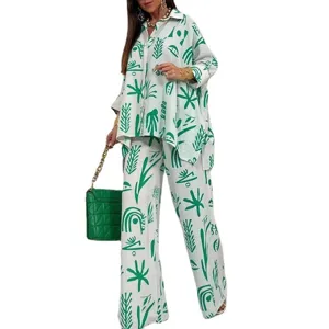 Gedetailleerd overzicht van de groene abstracte print tweedelige casual set.