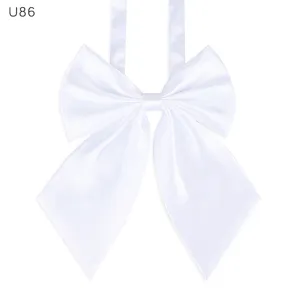 Primer plano detallado de un lazo de pajarita de uniforme en saten blanco con textura fina.