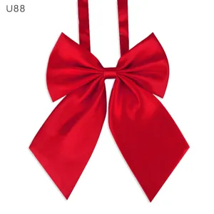 Detalle de pajarita de satén rojo, tejido liso, accesorio elegante para cuello de uniforme formal.
