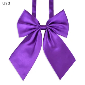 Detalle lazo satén púrpura, elegante cinta cuello uniforme para mujer, accesorio estudiante.