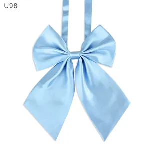 Lazo de cinta de raso azul claro para cuello para uniforme de mujer de hotel y banco.