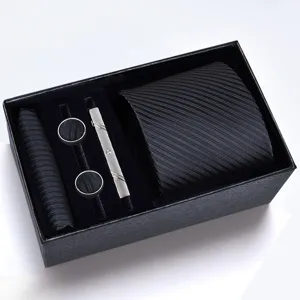 Vista dettagliata del lussuoso set regalo da uomo con cravatta nera ed eleganti gemelli.
