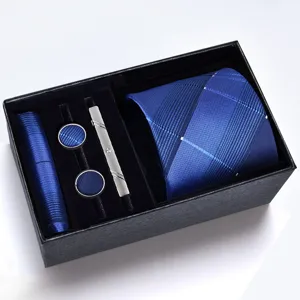 Vista dettagliata del set di cravatte a quadri blu con gemelli coordinati nella scatola regalo.