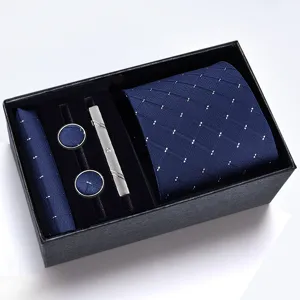 Vista dettagliata del set regalo cravatta a quadri blu scuro da uomo con gemelli e fermacravatta.