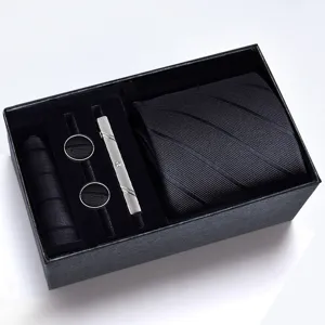 Vista dettagliata del set regalo cravatta nera da uomo con gemelli e fermacravatta inclusi.