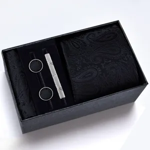 Vista dettagliata del set regalo cravatta fazzoletto gemelli con motivo cachemire nero.
