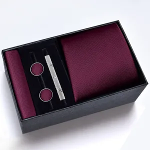 Set cravatta uomo bordeaux con cravatta twill, fazzoletto da taschino, gemelli e fermacravatta.