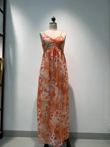 Vue détaillée de la robe longue maxi florale orange à bretelles, style vacances élégant.