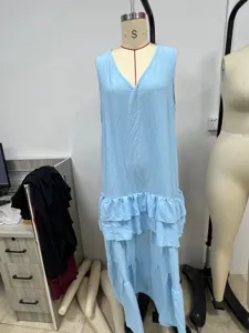 Hellblaues ärmelloses Maxikleid mit Stufen, lässiges lockeres langes Kleid für Damen Mode.