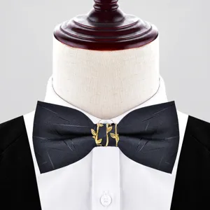 Farfallina nera da uomo con anello in metallo a foglia d'oro, elegante accessorio da sposo.