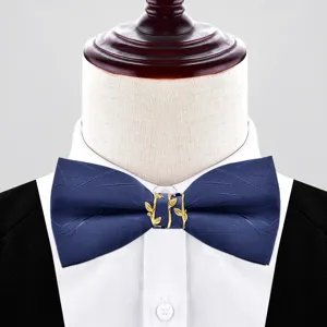 Dettaglio in primo piano di un elegante papillon blu scuro con fibbia a foglia d'oro.