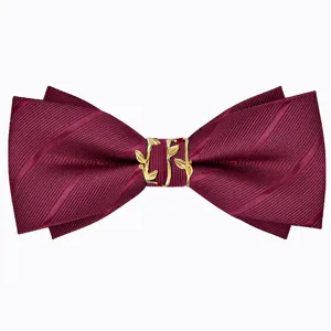 Papillon da uomo bordeaux con elegante fibbia centrale in metallo dorato a forma di foglia.