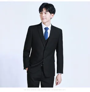 Detailopname van een stijlvolle slim fit herenjas, professionele zakelijke kleding voor heren.
