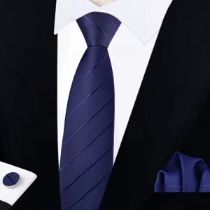 Κομψό σετ σκούρο μπλε γραβάτα με διαγώνιες ρίγες, μαντήλι τσέπης και μανικετόκουμπα.