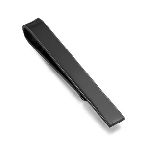 Pince a cravate noire minimaliste pour homme, detail d'epingle en metal pour costume.