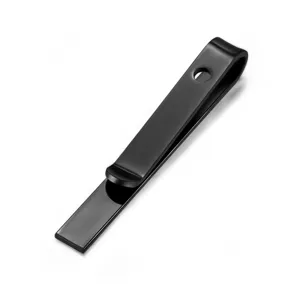 Vue détaillée de la pince à cravate noire, accessoire minimaliste pour homme.