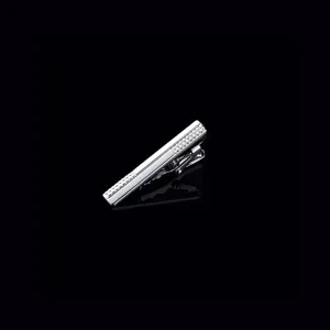 Detailopname van een korte zilveren metalen dasclip van 4 cm voor heren, stijlvol design.