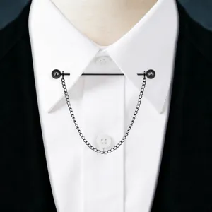 Vue détaillée de l'épingle de col pour homme en métal avec chaîne et joli gland élégant.